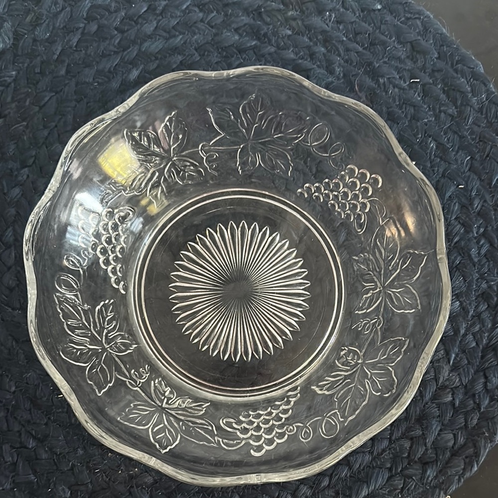 Clear Glass Bowl with 🍃 🍇 Grape and Leaf Design